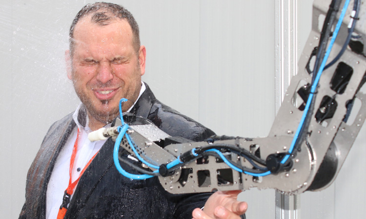 The new robolink IP44 from igus: A robot that defies wet elements!